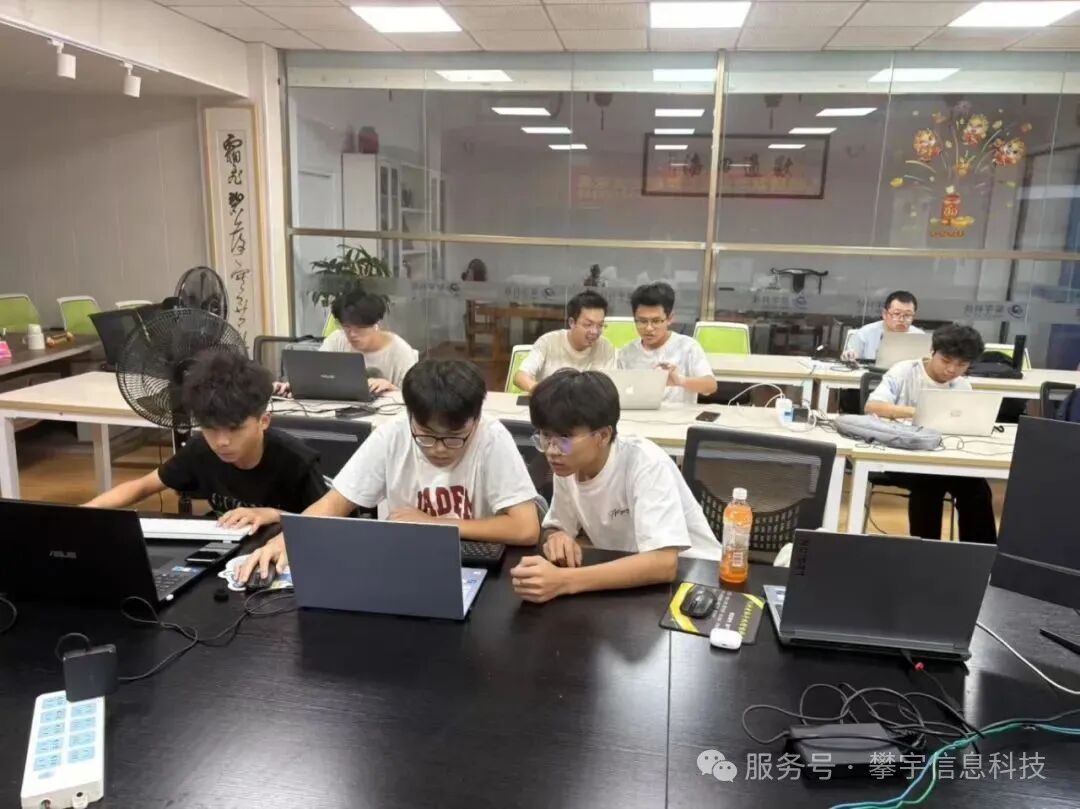 代码铸就专业,青春定义未来|我司在安溪华侨职校举办首届(2025年)准大学生暑期编程集训营(图8) 代码铸就专业,青春定义未来|我司在安溪华侨职校举办首届(2025年)准大学生暑期编程集训营(图8)