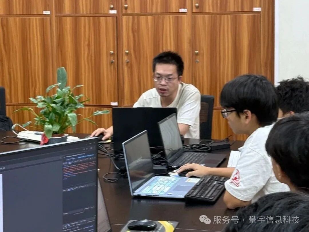代码铸就专业,青春定义未来|我司在安溪华侨职校举办首届(2025年)准大学生暑期编程集训营(图6) 代码铸就专业,青春定义未来|我司在安溪华侨职校举办首届(2025年)准大学生暑期编程集训营(图6)