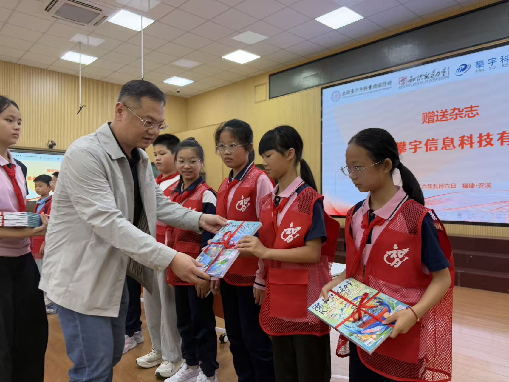 沐光而行,科普筑梦|攀宇科技助力“全国青少年科普阅读行动联盟校”落地安溪县第十二小学(图5) 沐光而行,科普筑梦|攀宇科技助力“全国青少年科普阅读行动联盟校”落地安溪县第十二小学(图5)