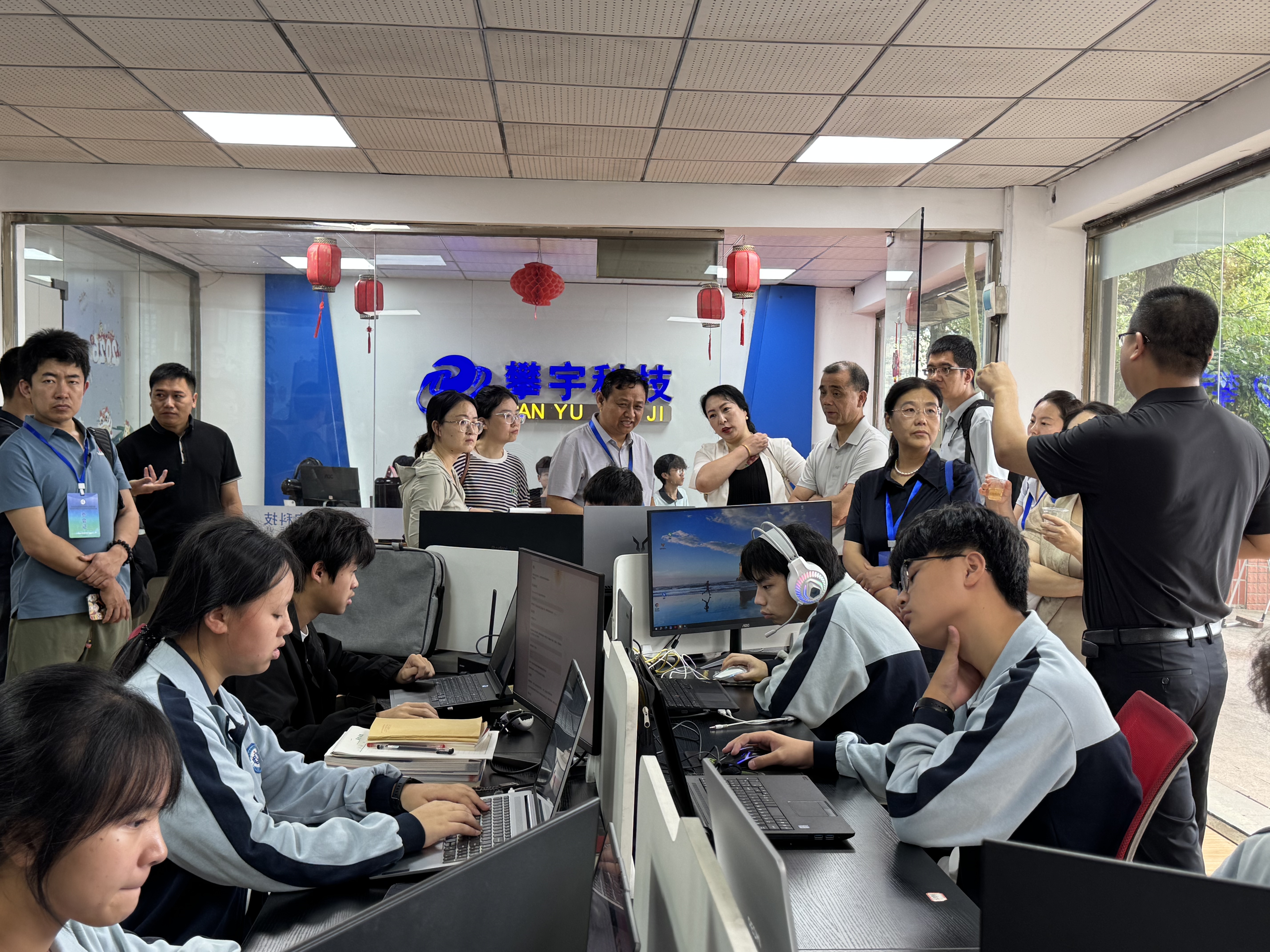 聚焦县域职教,深化产教融合|全国职教联盟年会嘉宾莅临我司考察调研校企合作成果(图11) 聚焦县域职教,深化产教融合|全国职教联盟年会嘉宾莅临我司考察调研校企合作成果(图11)