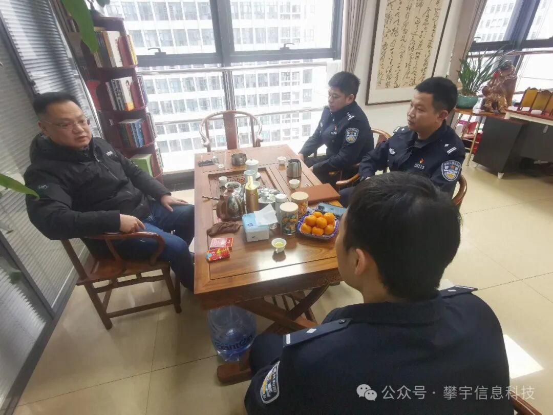 警企联动|我司联合福州⾼新区公安分局⽹安⼤队开展“打击整治⽹络谣⾔”宣传活动(图2) 警企联动|我司联合福州⾼新区公安分局⽹安⼤队开展“打击整治⽹络谣⾔”宣传活动(图2)