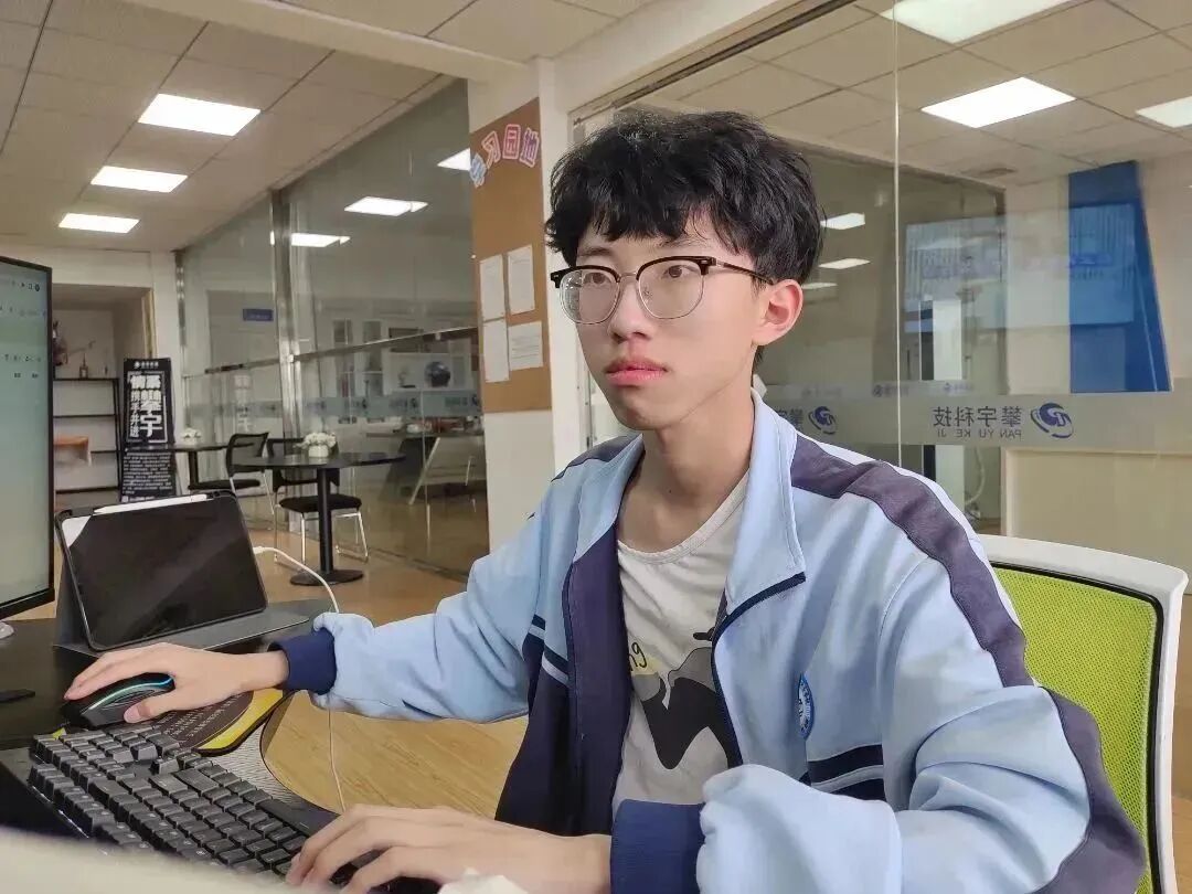 李鹏祥2.jpg 李鹏祥2.jpg